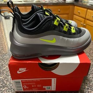Boy’s Nike Air Max Axis